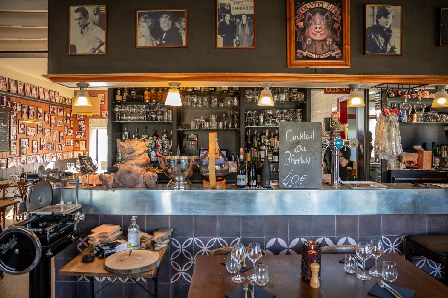Le comptoir et le cochon en terre cuite
