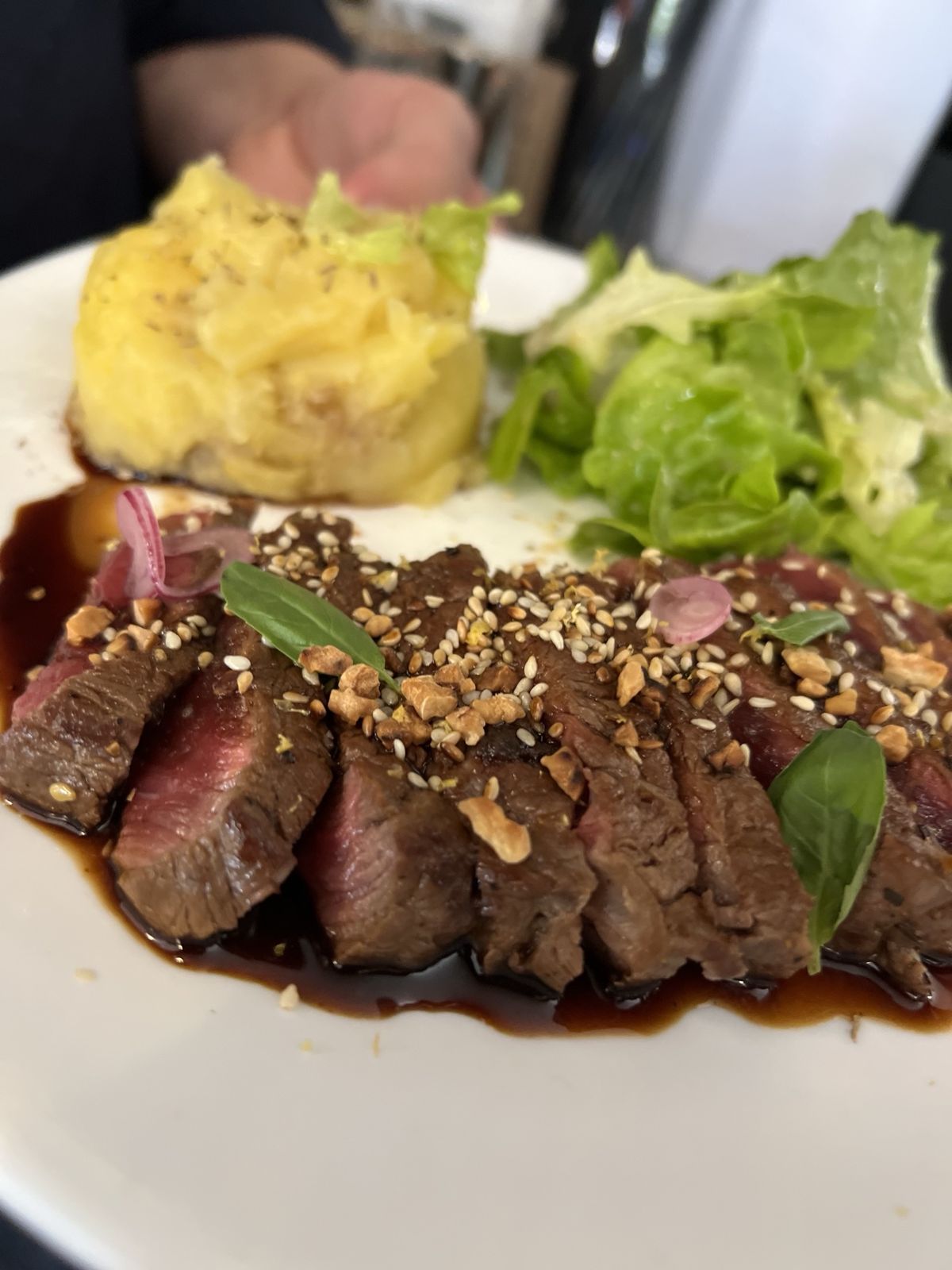 Pièce de bœuf snackée, sésame et sauce, avec écrasé de pommes de terre