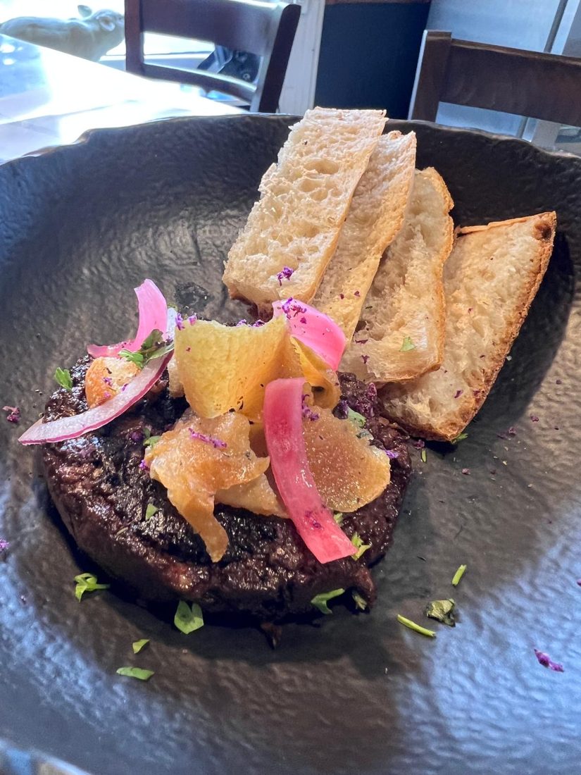 Boudin noir, oignons rouges marinés et pain grillé