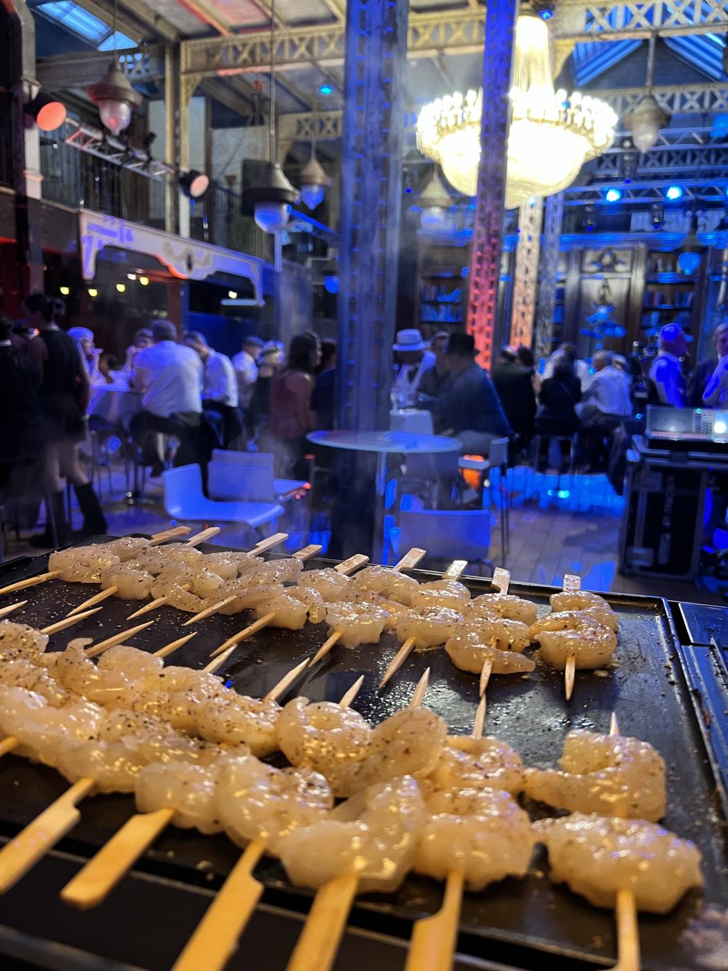 Brochettes de poulet grillées lors d'une soirée d'entreprise