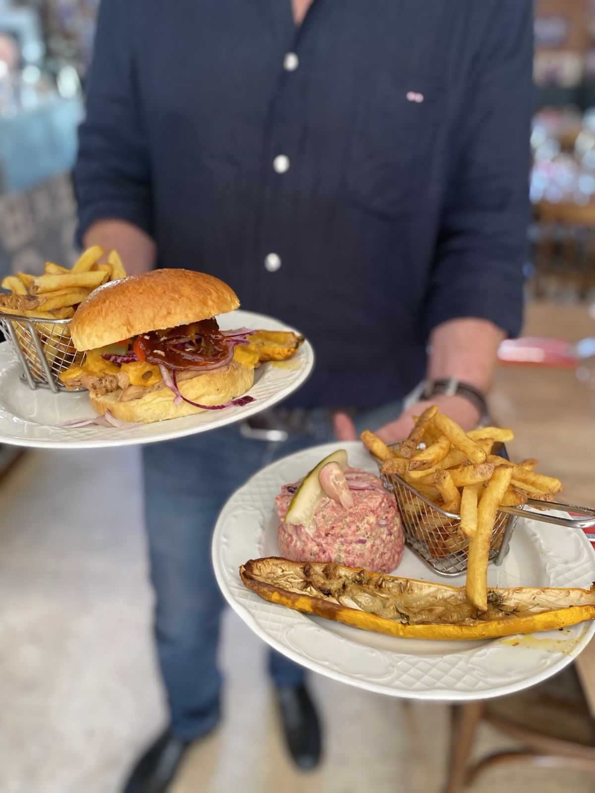 Un burger et un tartare servis avec leurs frites au Triez