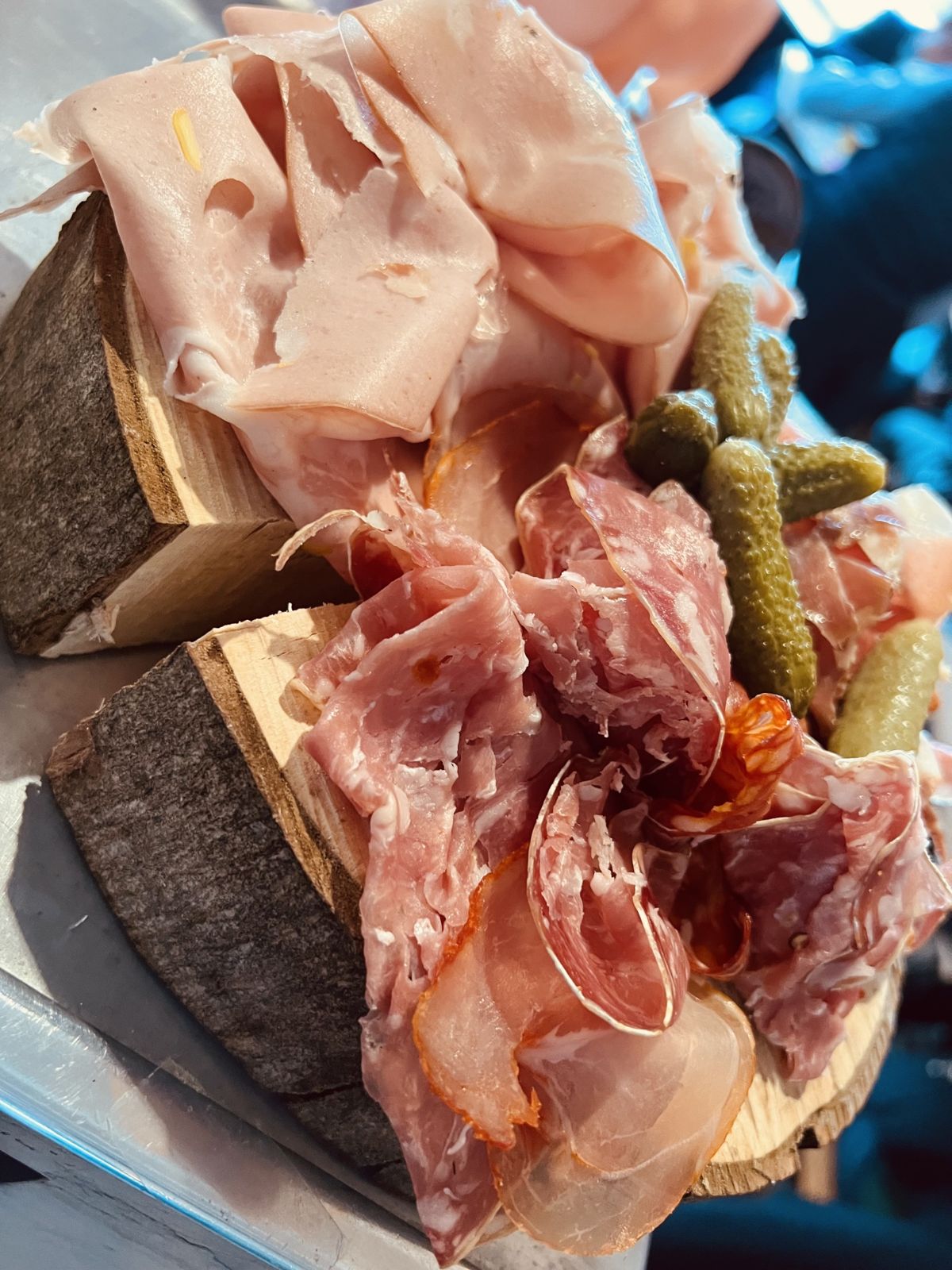 Planche de charcuteries finement tranchées et cornichons au Triez