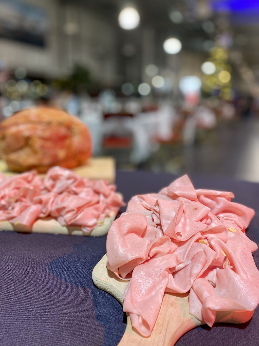 Charcuteries tranchées sur planche en bois, mortadelle et jambon