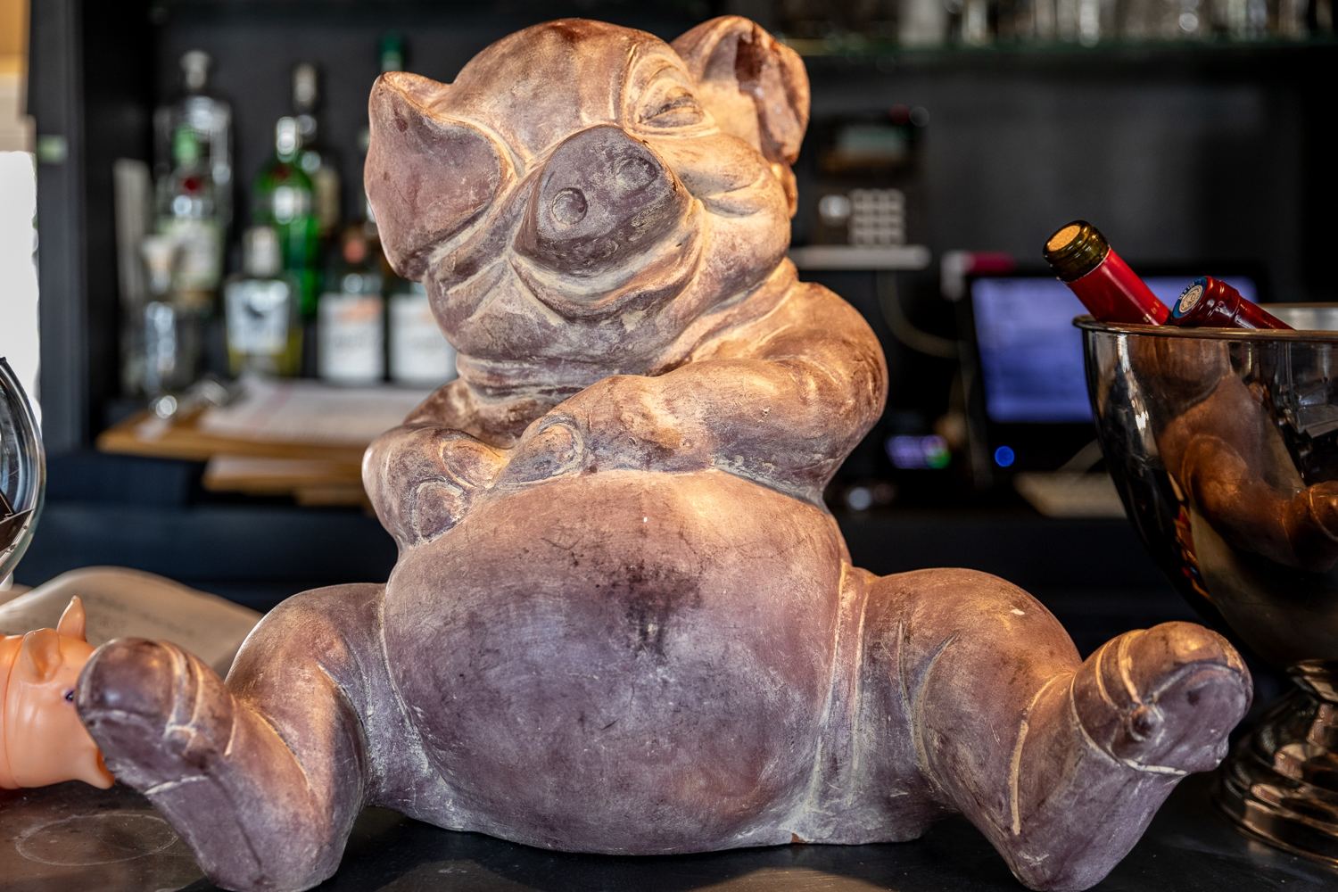 Le cochon de terre cuite sur le comptoir