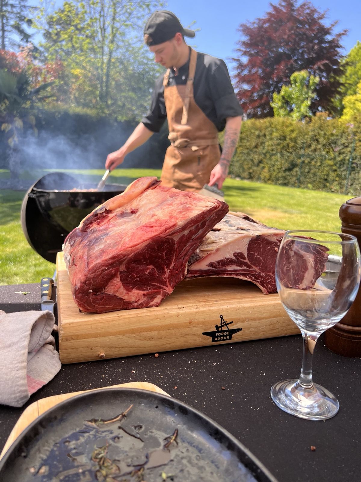 Côte de bœuf maturée sur sa planche, prête pour le barbecue lors d'une prestation de traiteur