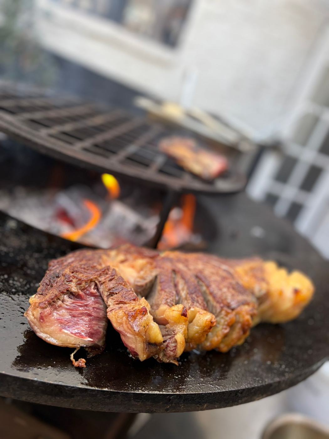Côte de bœuf grillée sur la plancha