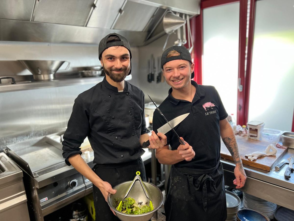 Thomas et Jordan, souriants dans la cuisine du Triez