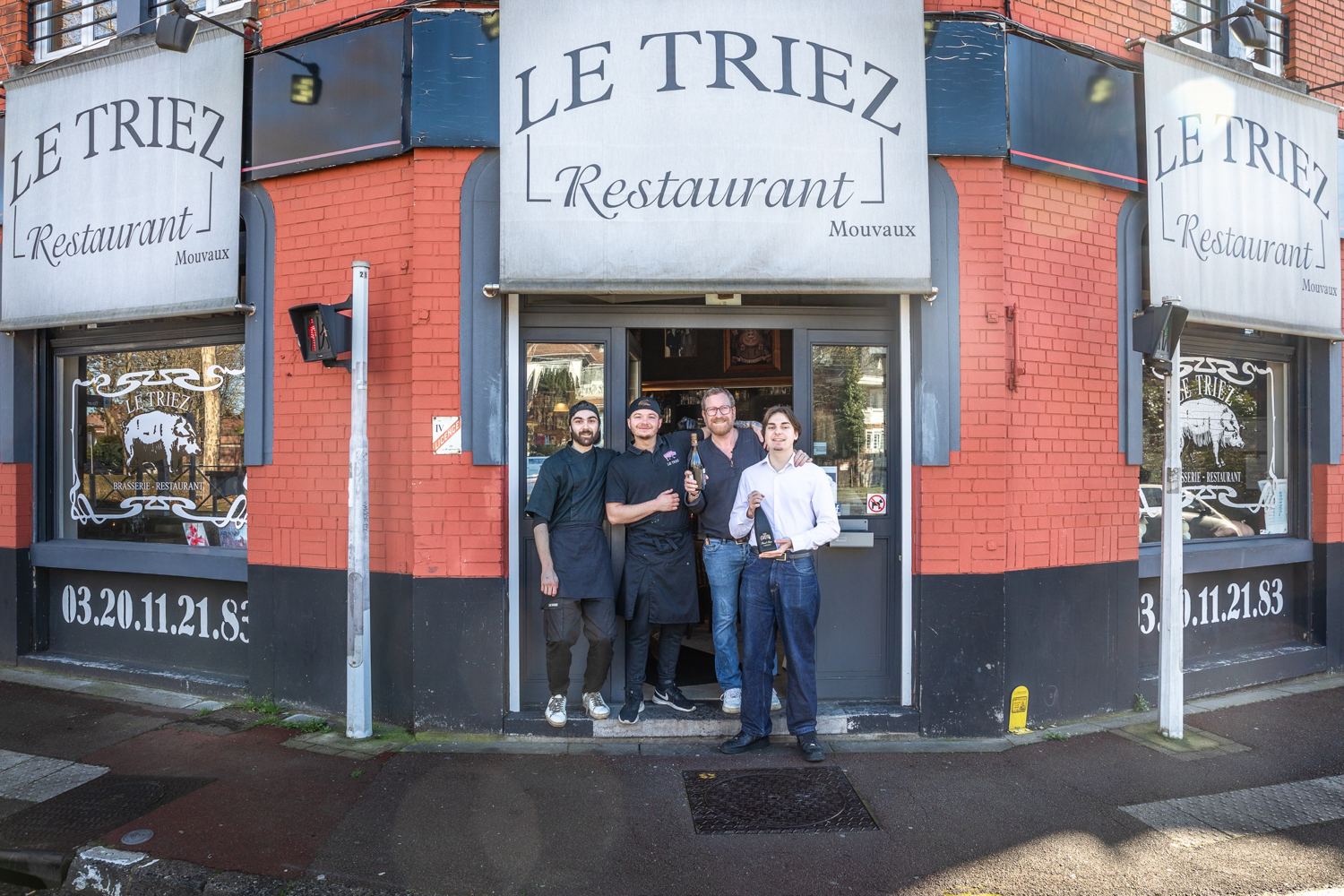 Alex et son équipe devant la façade du Triez à Mouvaux