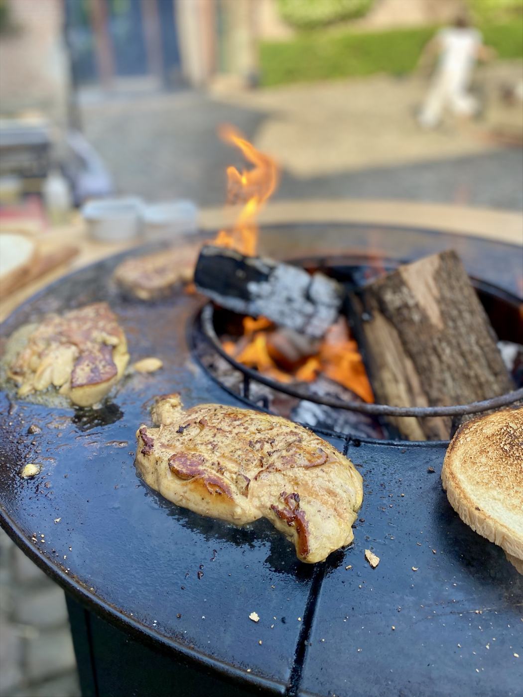 Foie gras poêlé sur la plancha, toast grillé