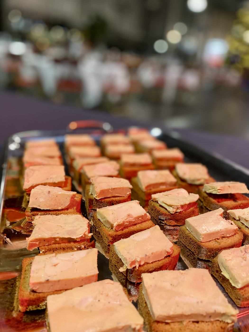 Plateau de petits toasts au foie gras pour cocktail
