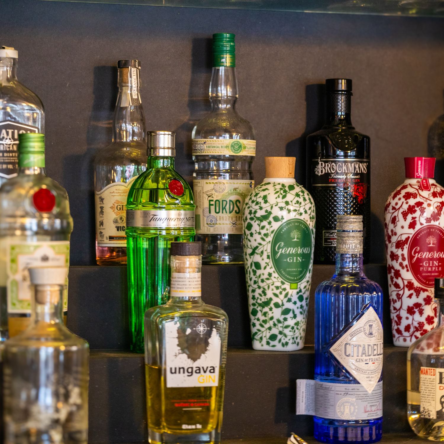 Une étagère de gins au bar du Triez