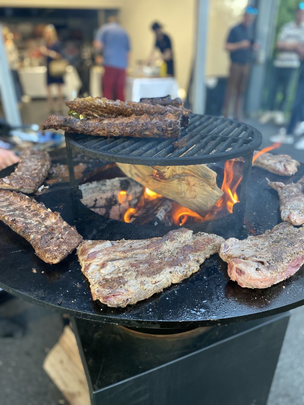 Viandes grillées sur la plancha avec un feu de bois au centre