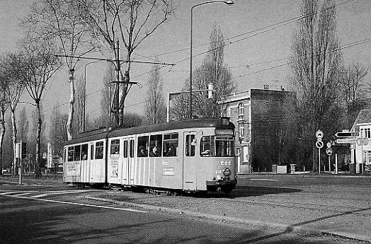 Photo ancienne en noir et blanc d'un tramway sur le boulevard de la Marne à Mouvaux, avec la maison du Triez en arrière-plan