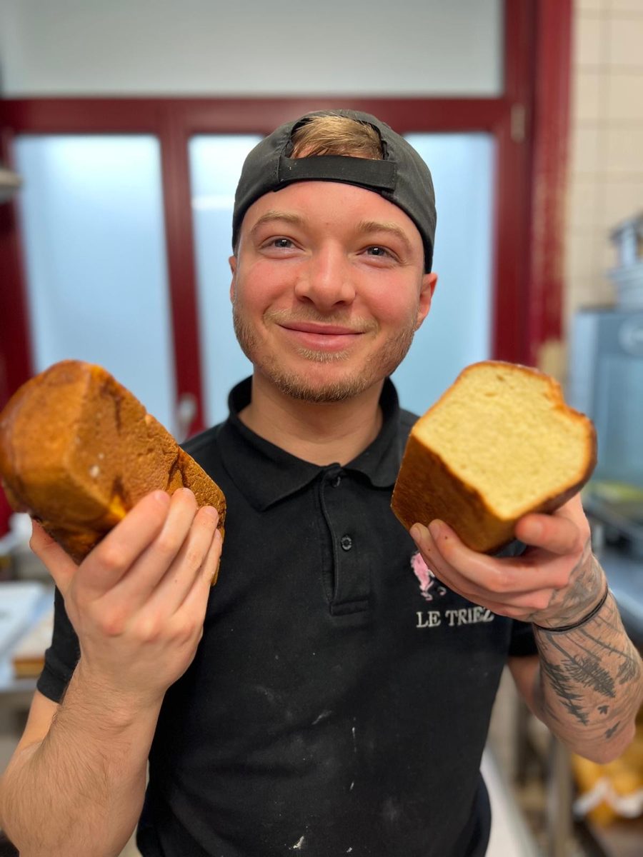 Jordan présente deux brioches dans la cuisine du Triez