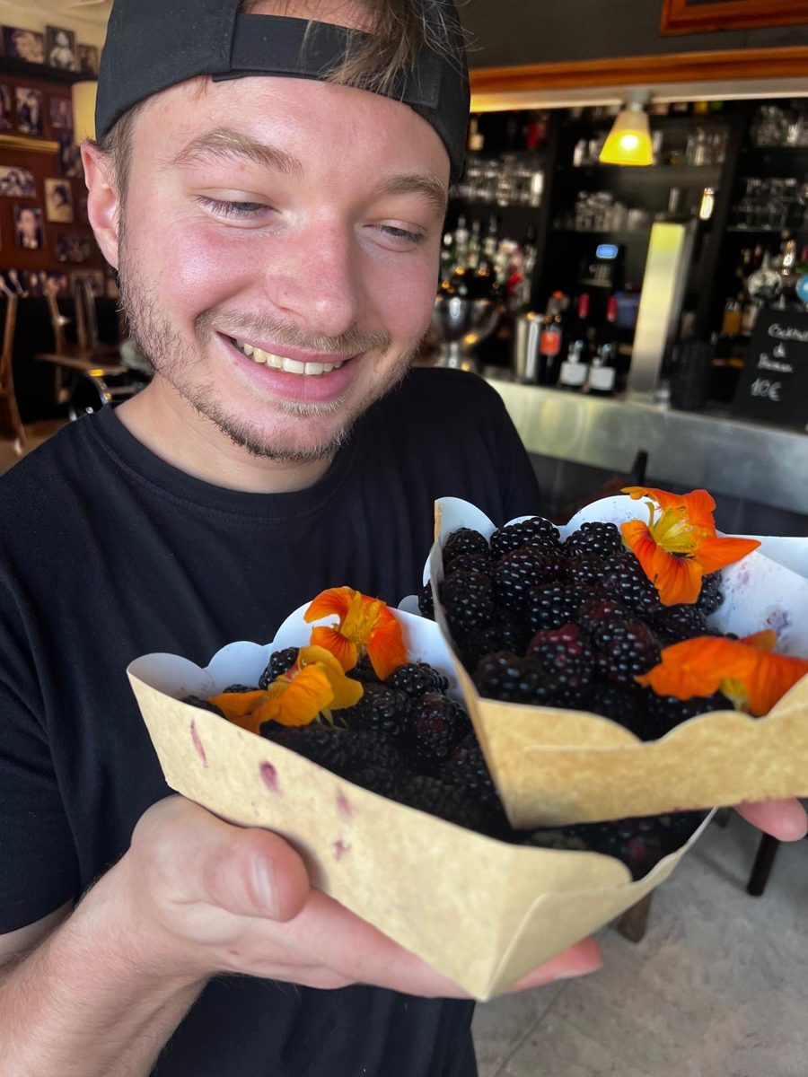 Jordan et deux cornets de mûres avec des fleurs de capucine
