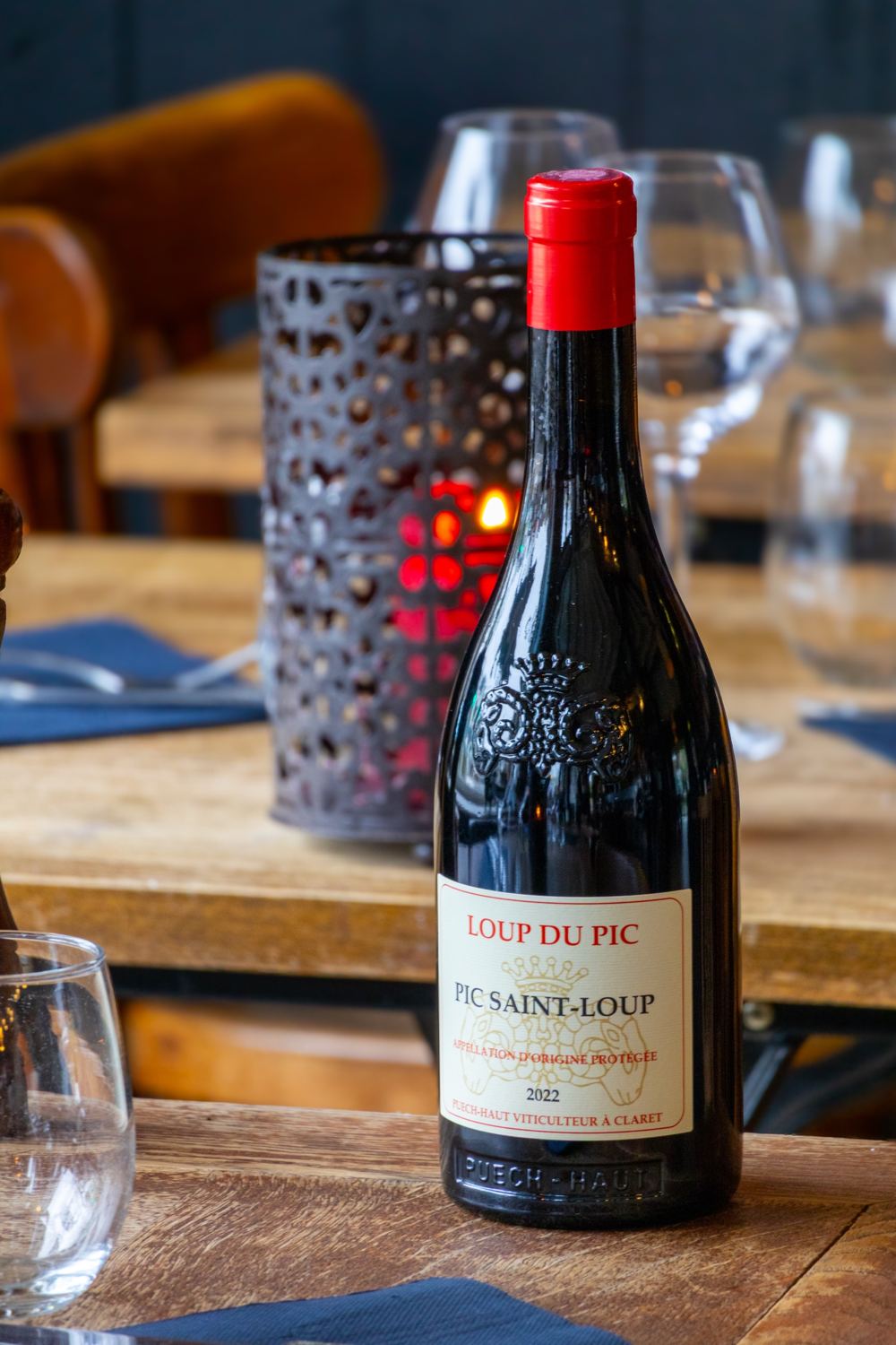 Une bouteille de Pic Saint-Loup sur la table