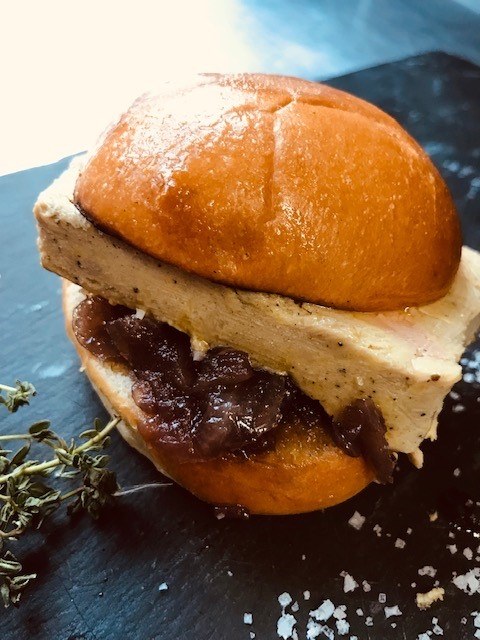 Burger de foie gras du Triez : brioche, foie gras et confit d'oignons rouges, sur une ardoise avec du thym et du sel