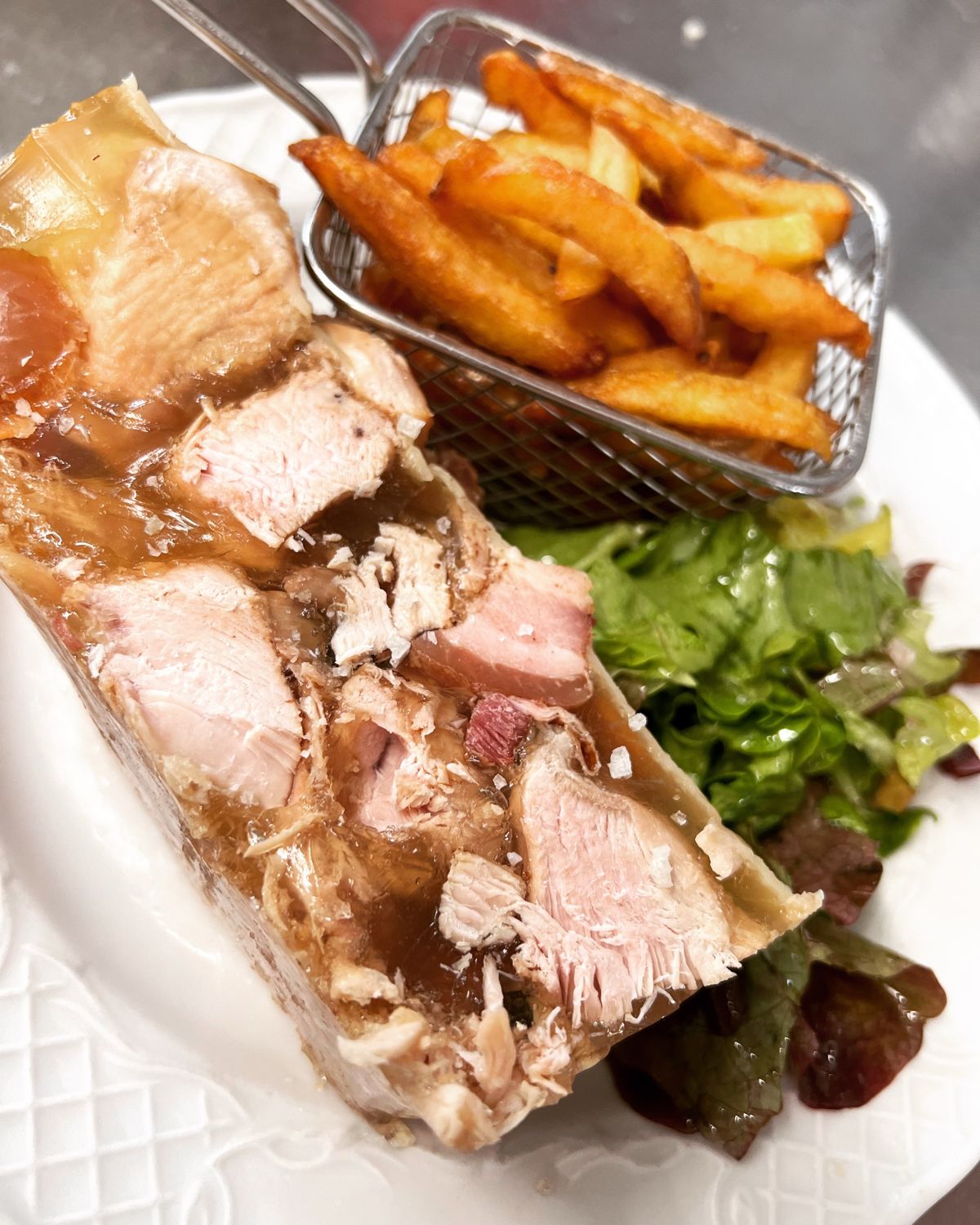 Pâté en croûte maison, salade et frites
