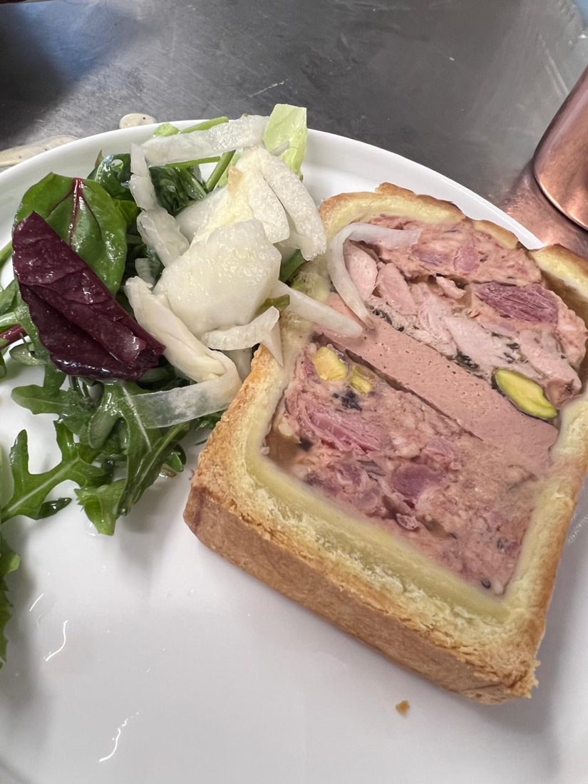Pâté en croûte servi avec une salade