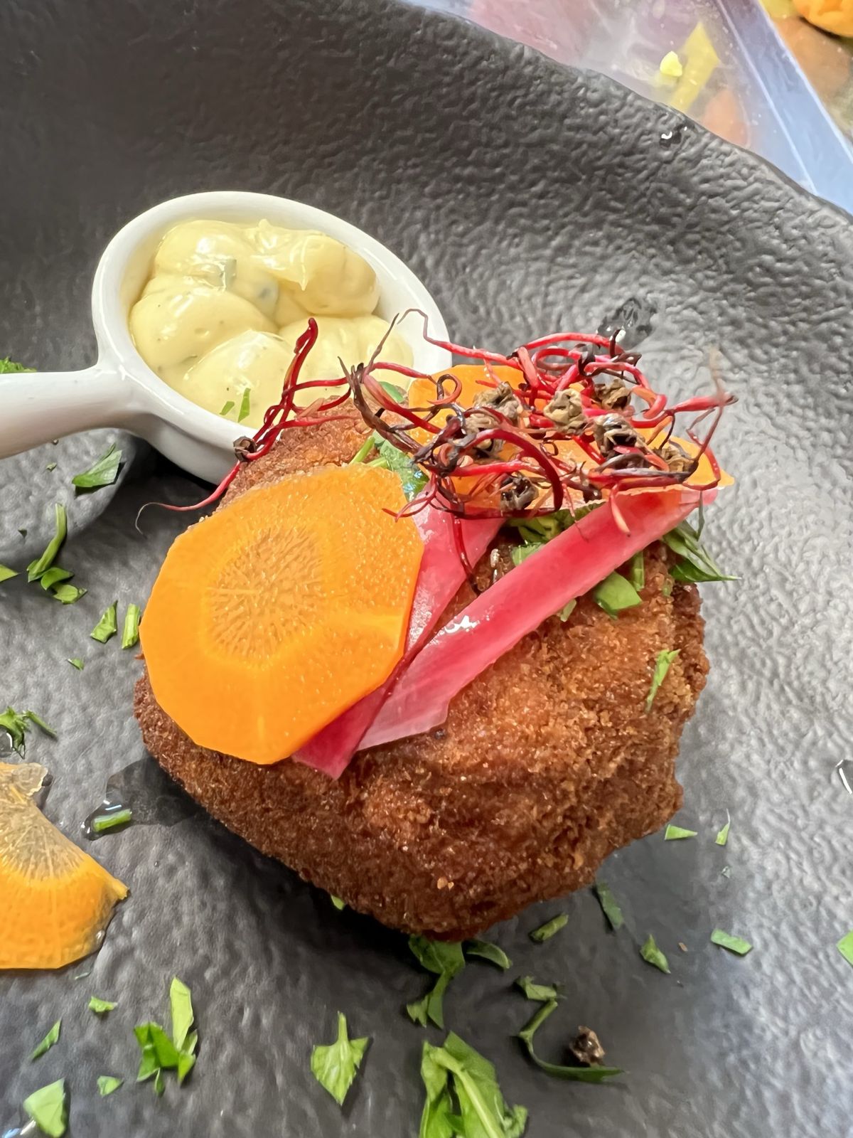 Croquette dorée, légumes marinés et sauce tartare au Triez