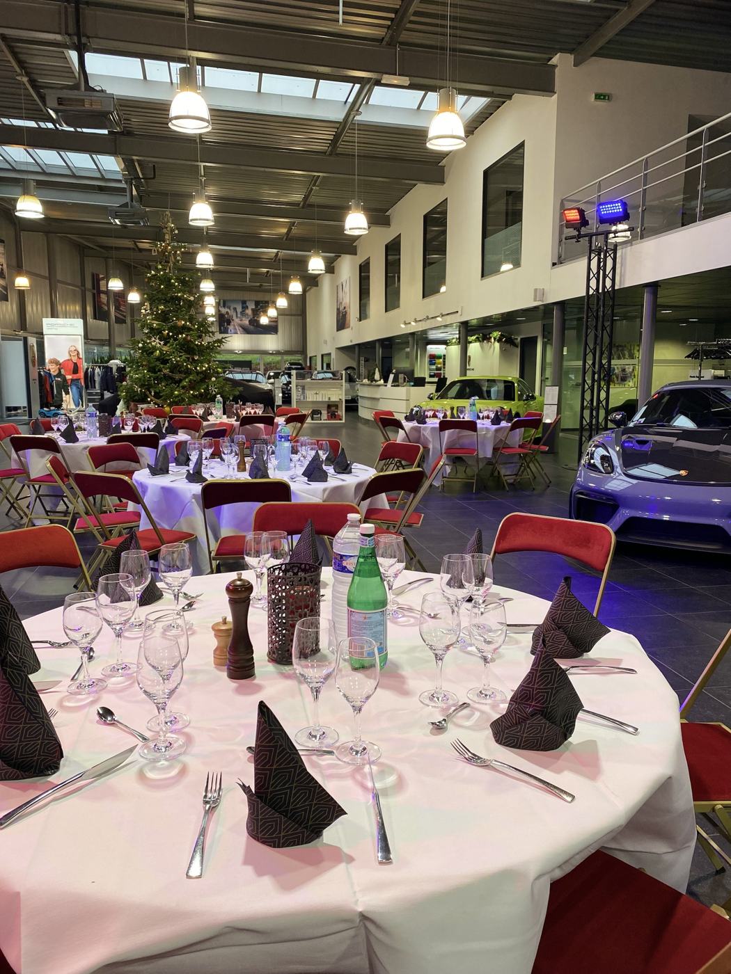 Salle de réception dressée pour un dîner d'entreprise