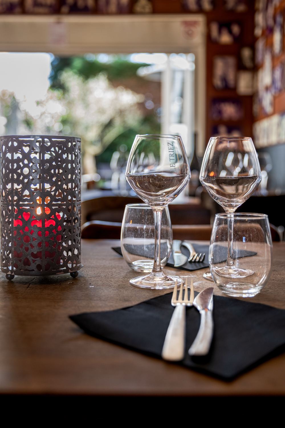 Une table dressée, bougie rouge