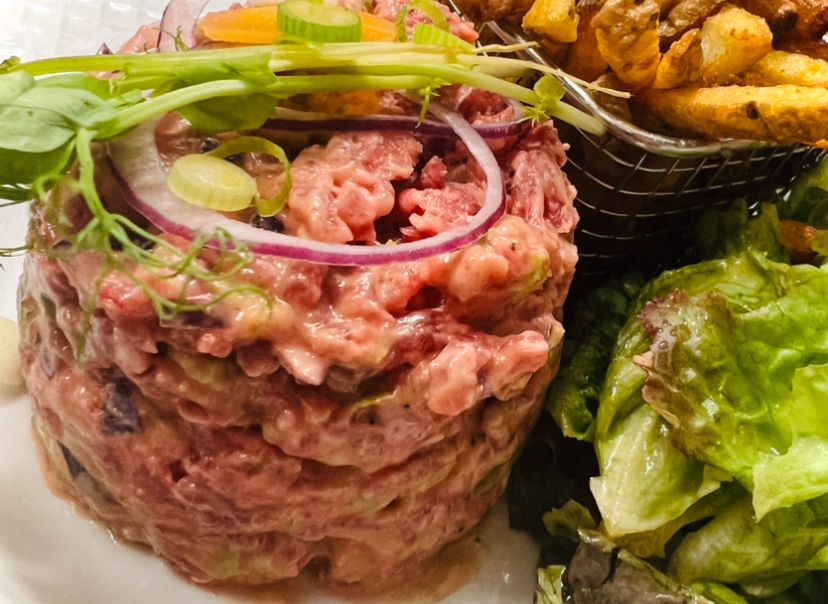 Tartare de bœuf, frites et salade