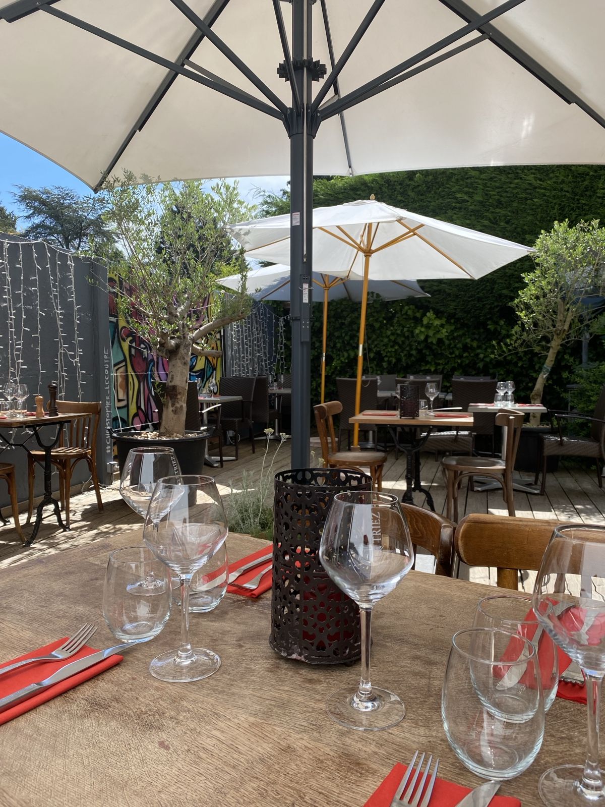 Une table dressée sur la terrasse du Triez, serviettes rouges