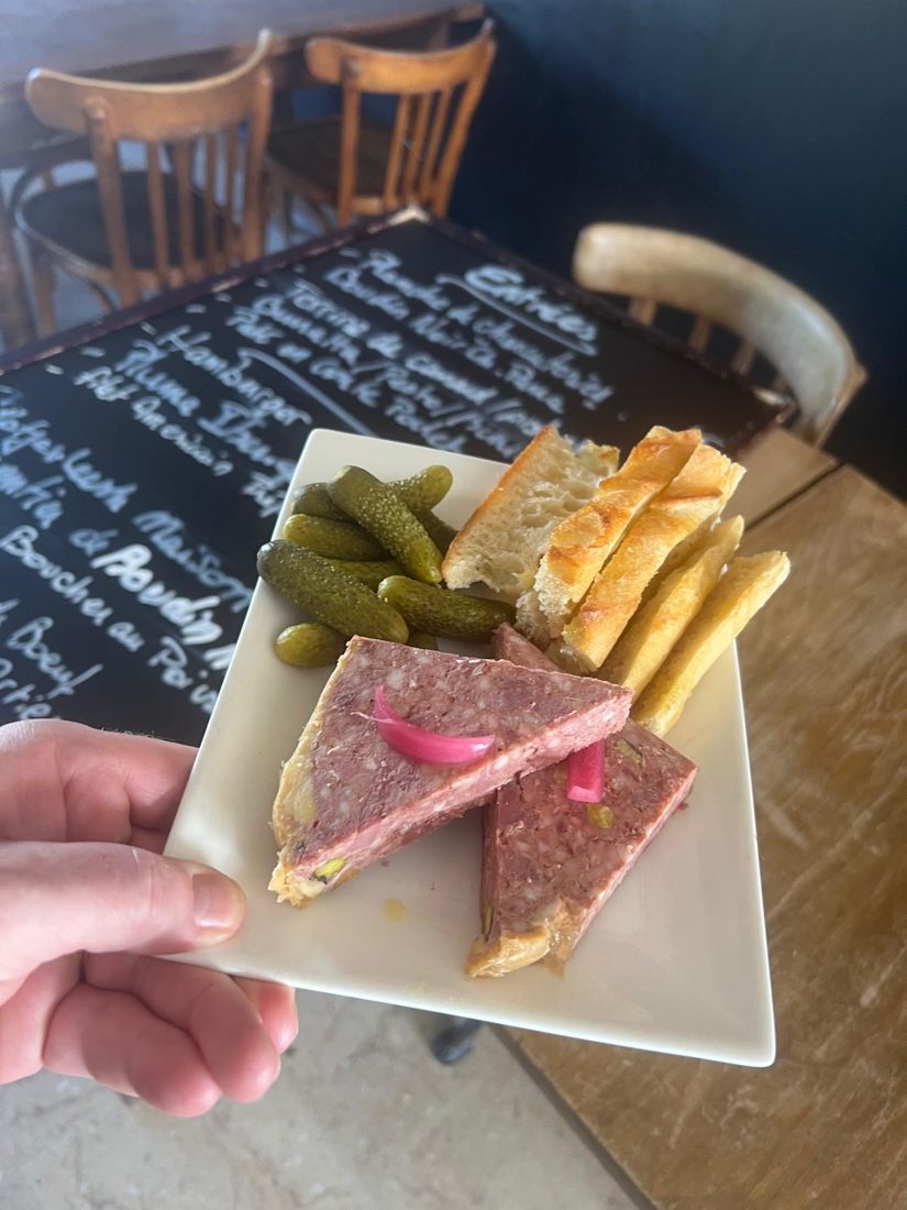 Terrine de canard à la pistache avec cornichons et pain grillé