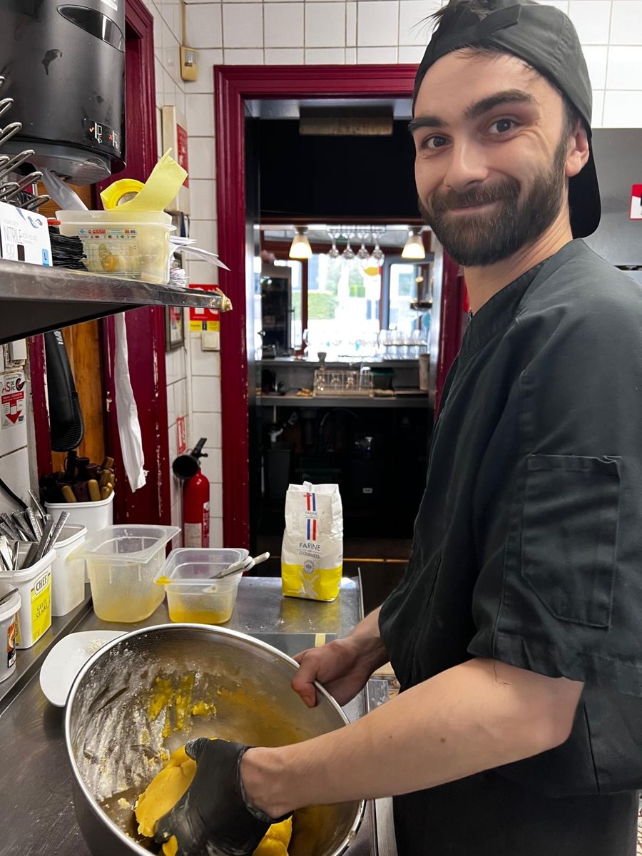 Thomas prépare une pâte en cuisine au Triez