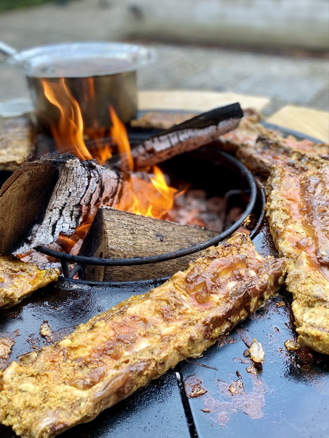 Travers de porc laqués grillés au feu de bois